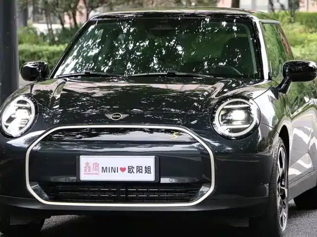 2024 Electric MINI Cooper SE (452km/h) - Artist