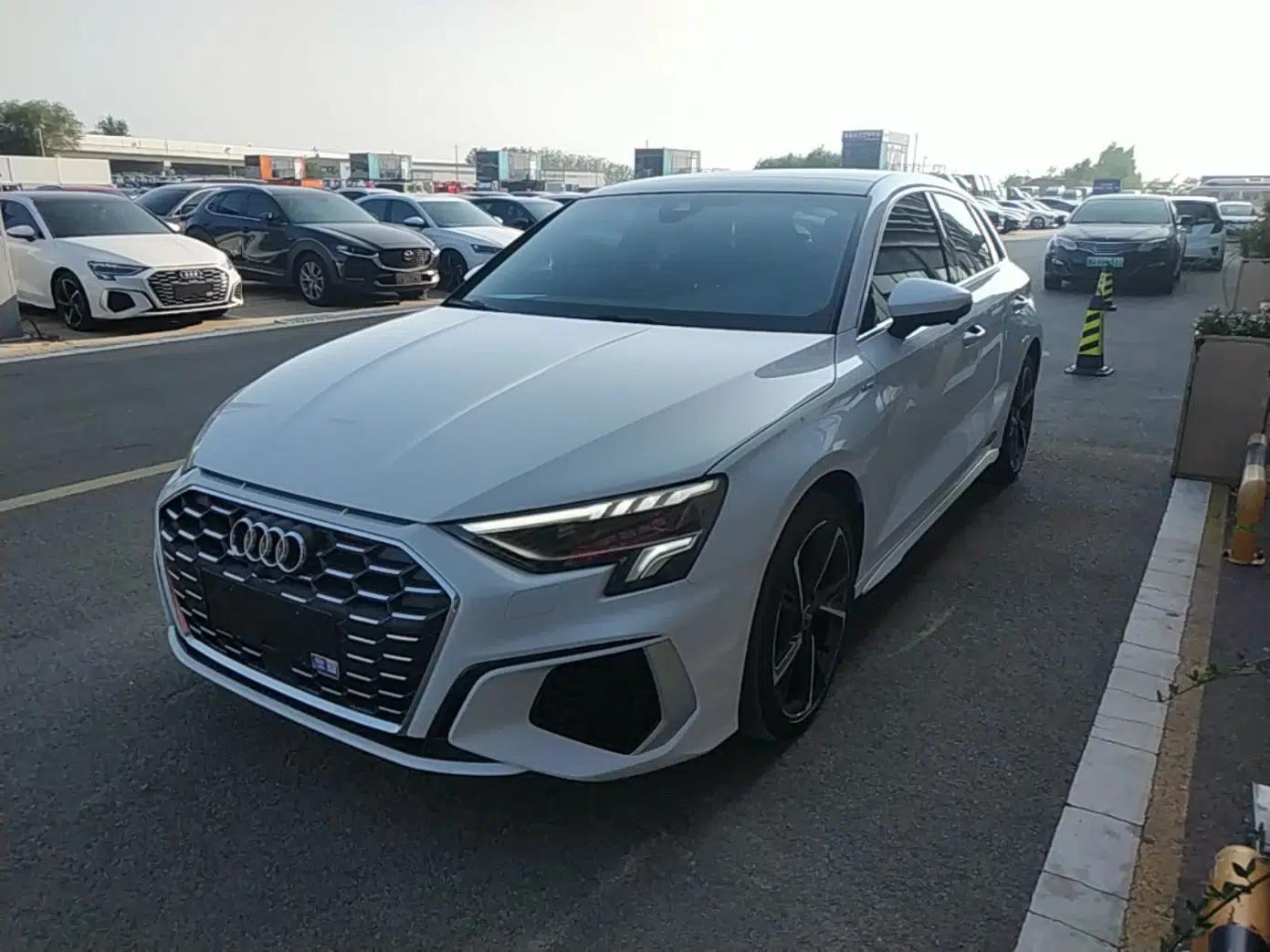 Audi A3 2023 Updated Sportback 35 TFSI Stylish Sports Type — миниатюра 1