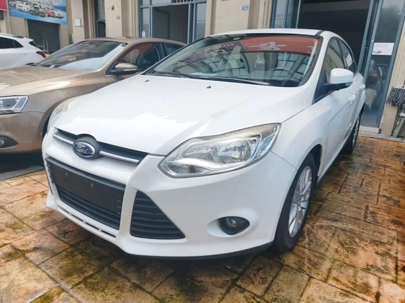 Ford Focus 2012 Hatchback 1.6L Automatic Comfort Model — миниатюра 1