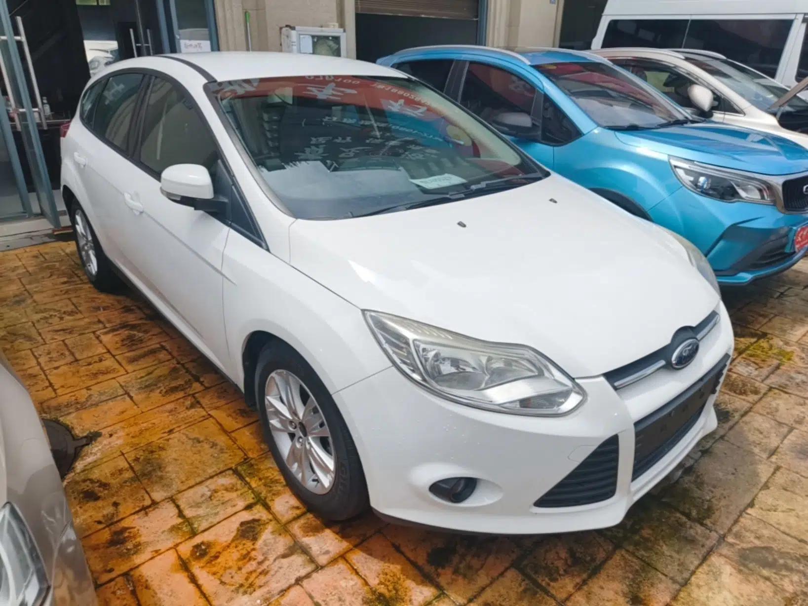 Ford Focus 2012 Hatchback 1.6L Automatic Comfort Model — миниатюра 3
