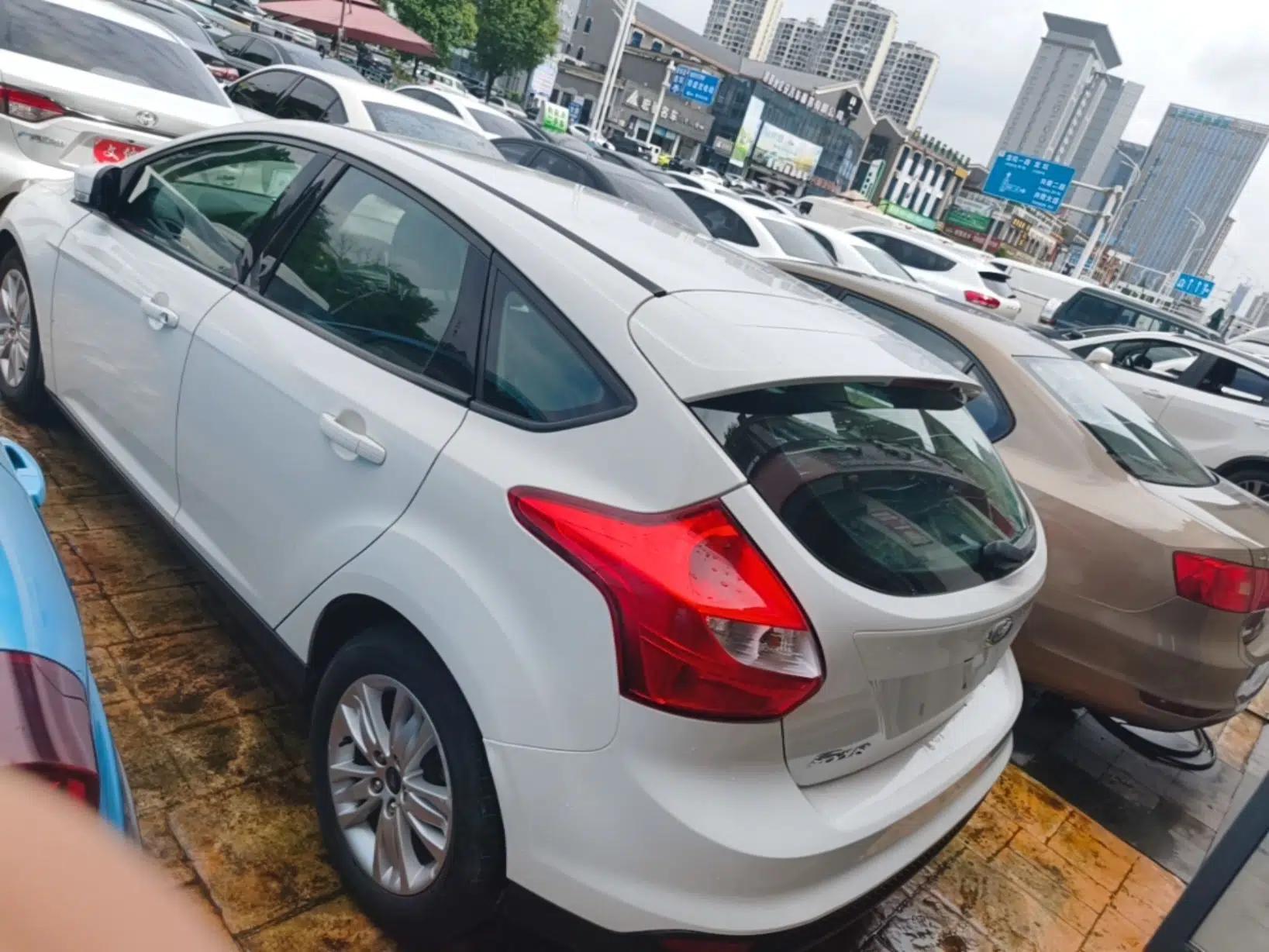 Ford Focus 2012 Hatchback 1.6L Automatic Comfort Model — миниатюра 4