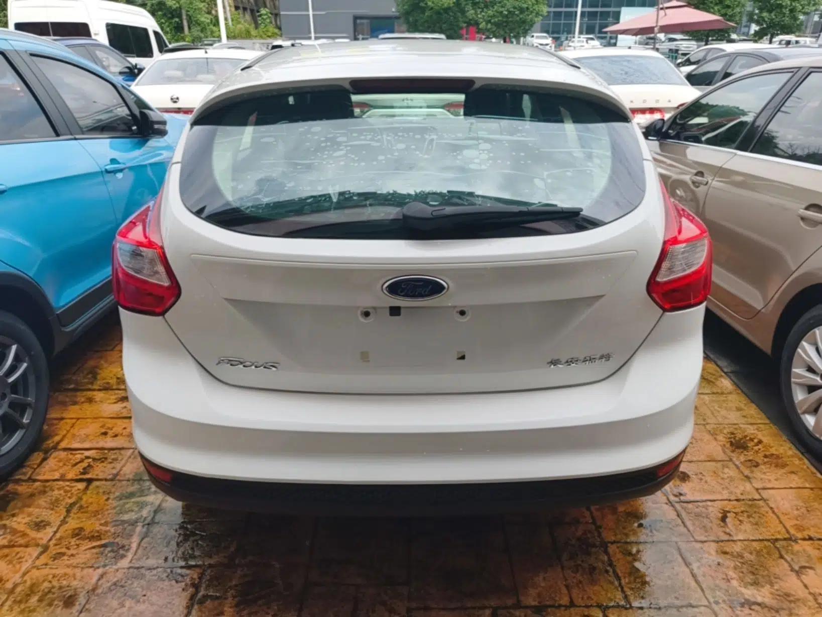 Ford Focus 2012 Hatchback 1.6L Automatic Comfort Model — миниатюра 5