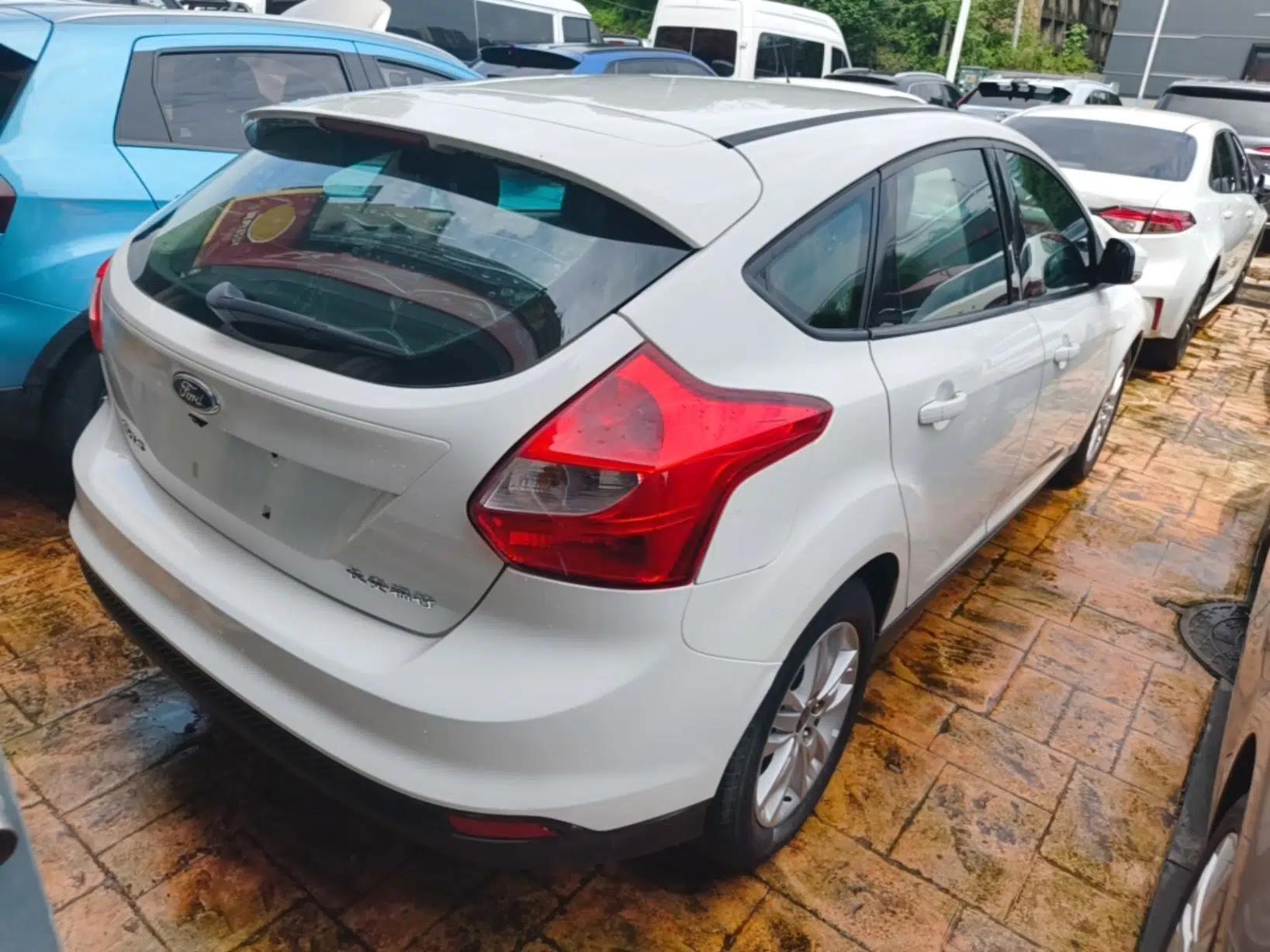 Ford Focus 2012 Hatchback 1.6L Automatic Comfort Model — миниатюра 6
