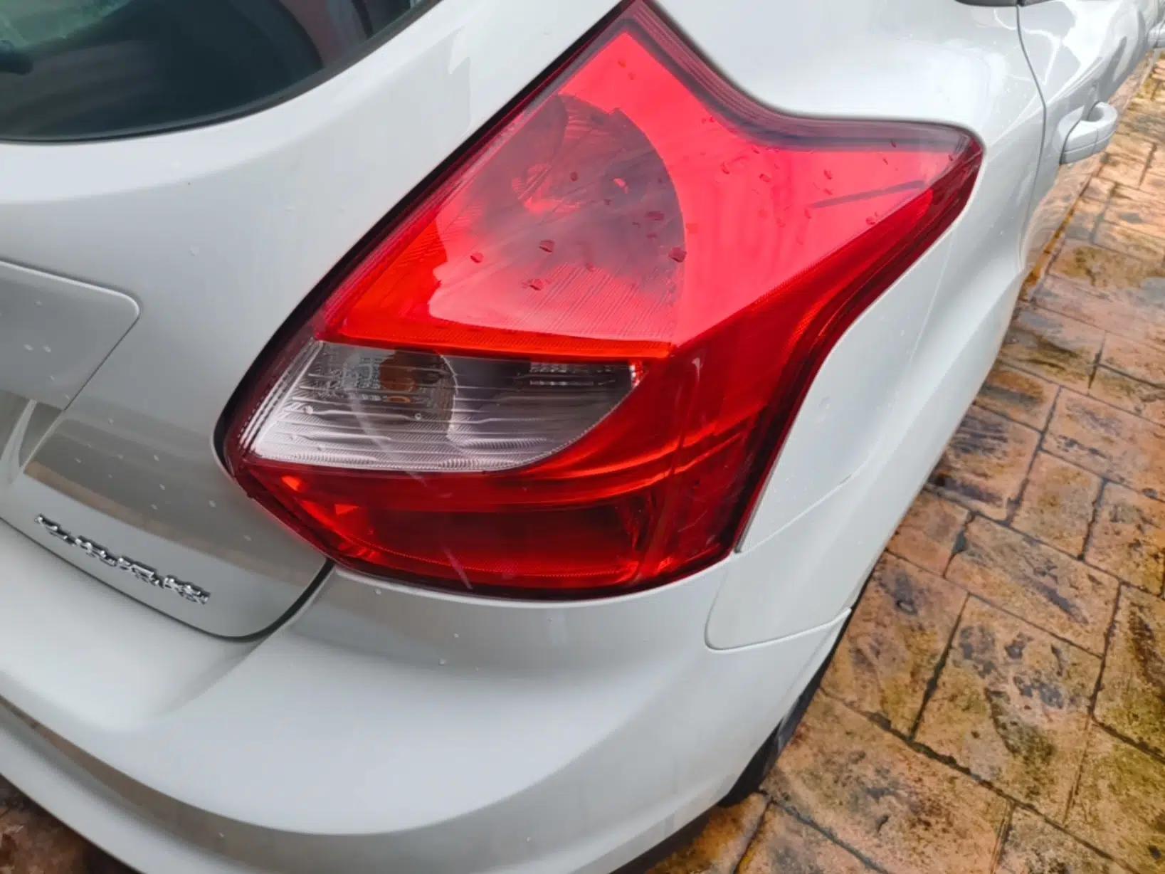 Ford Focus 2012 Hatchback 1.6L Automatic Comfort Model — миниатюра 9