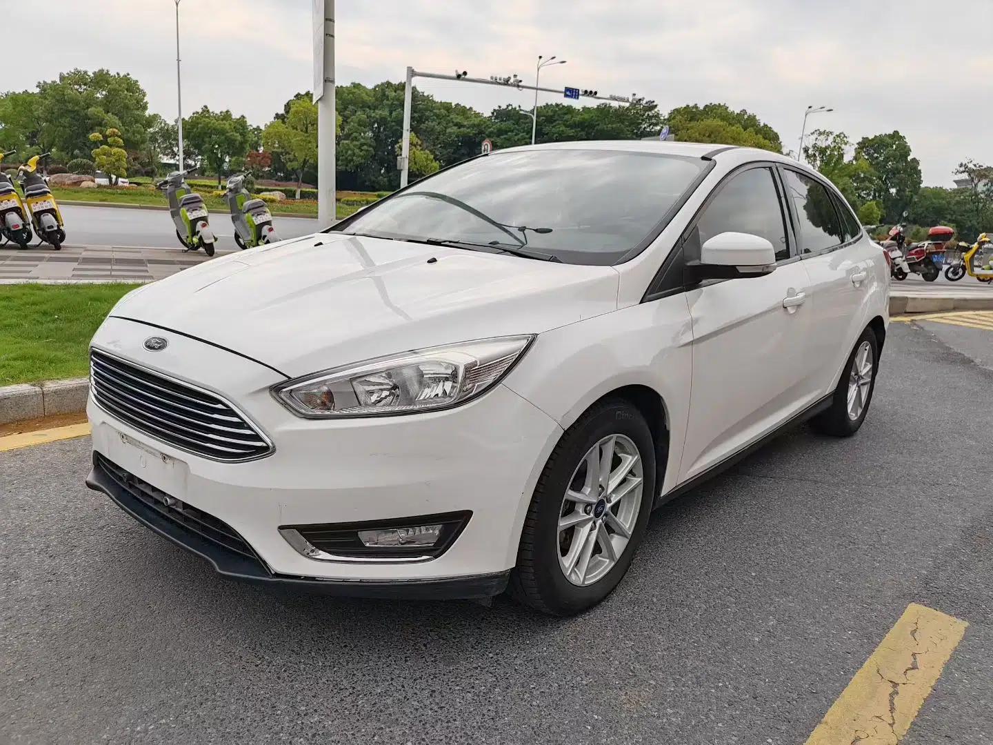 Ford Focus 2018 Sedan Classic 1.6L Automatic Trendy SmartDrive Edition — миниатюра 1