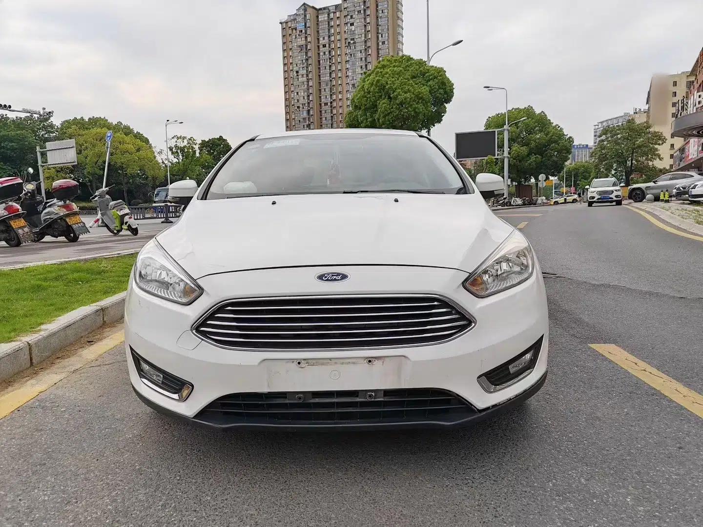 Ford Focus 2018 Sedan Classic 1.6L Automatic Trendy SmartDrive Edition — миниатюра 2