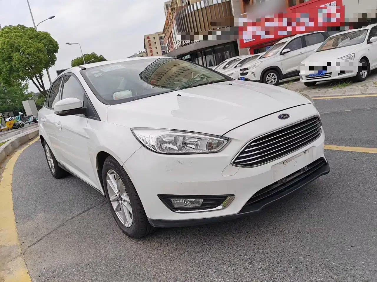 Ford Focus 2018 Sedan Classic 1.6L Automatic Trendy SmartDrive Edition — миниатюра 3