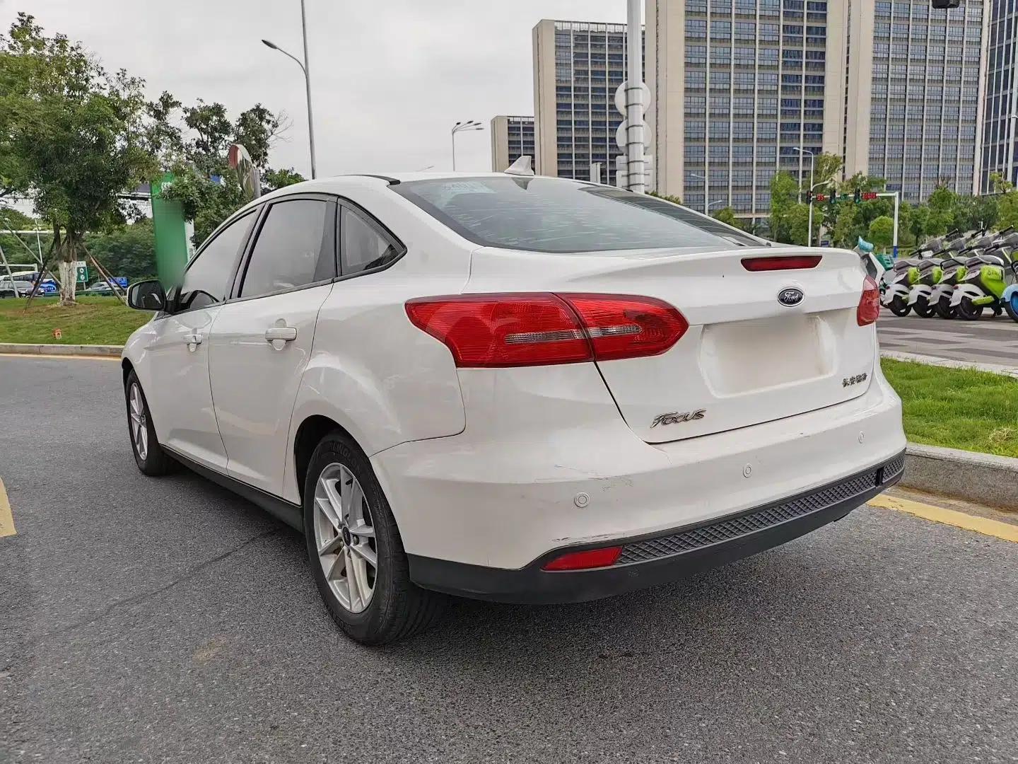 Ford Focus 2018 Sedan Classic 1.6L Automatic Trendy SmartDrive Edition — миниатюра 4