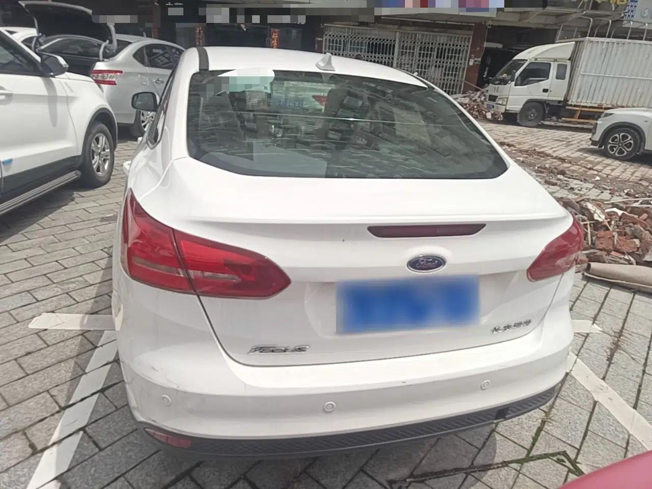 Ford Focus 2018 Sedan Classic 1.6L Automatic Trendy SmartDrive Edition — миниатюра 5