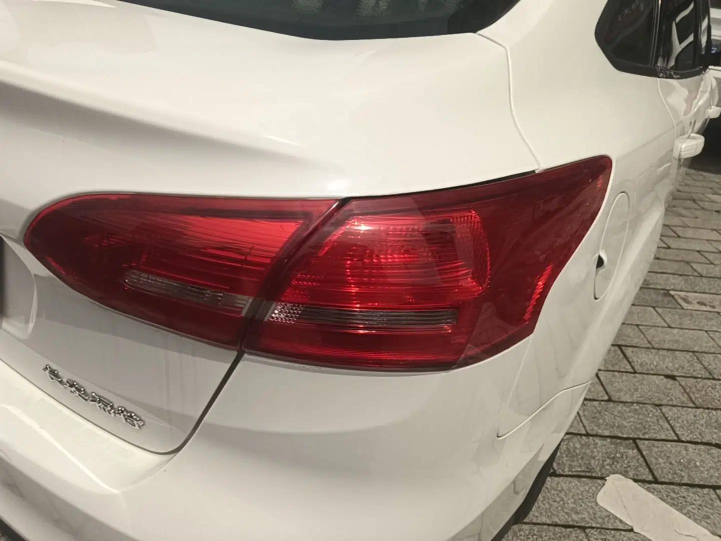 Ford Focus 2018 Sedan Classic 1.6L Automatic Trendy SmartDrive Edition — миниатюра 9