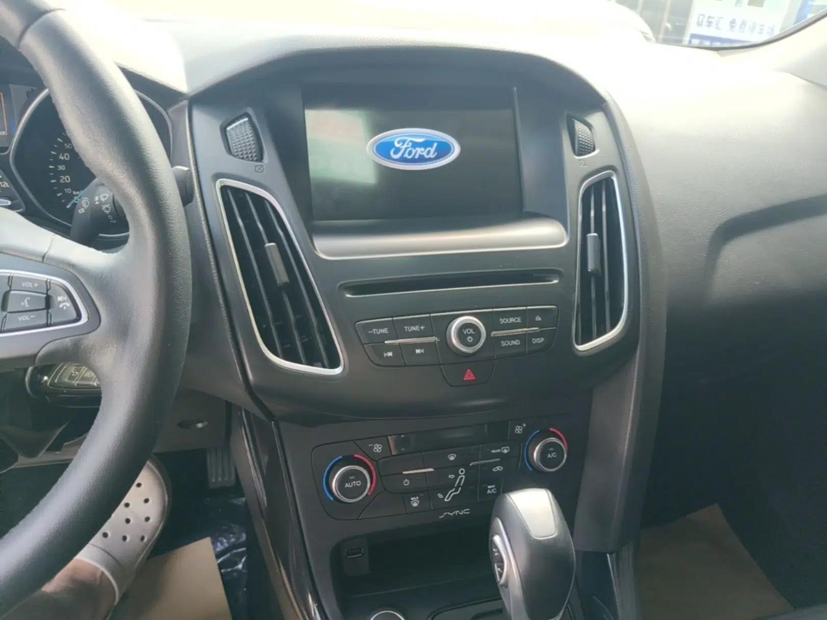 Ford Focus 2017 Sedan EcoBoost 180 Automatic Elite Model — миниатюра 15
