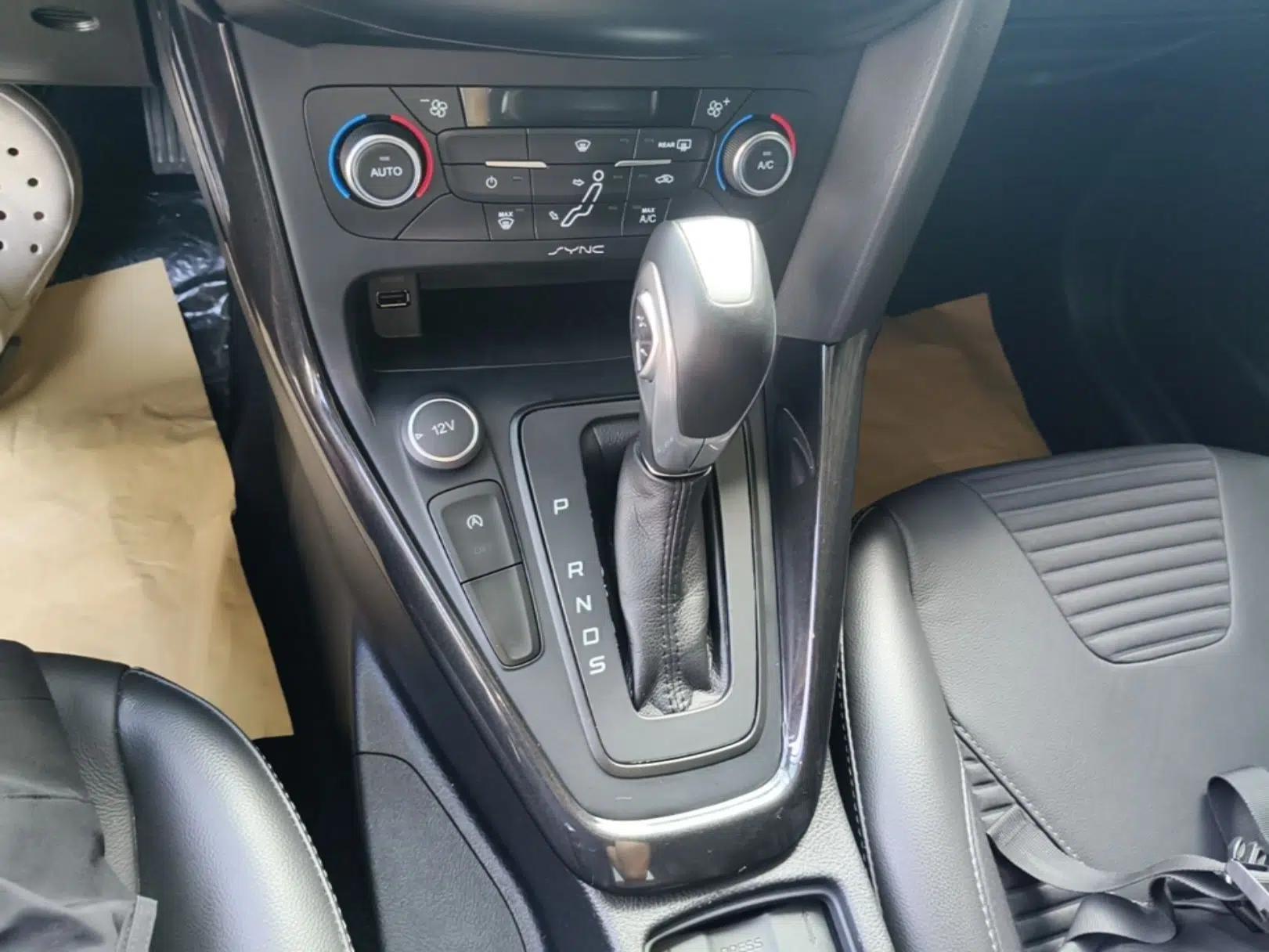 Ford Focus 2017 Sedan EcoBoost 180 Automatic Elite Model — миниатюра 16