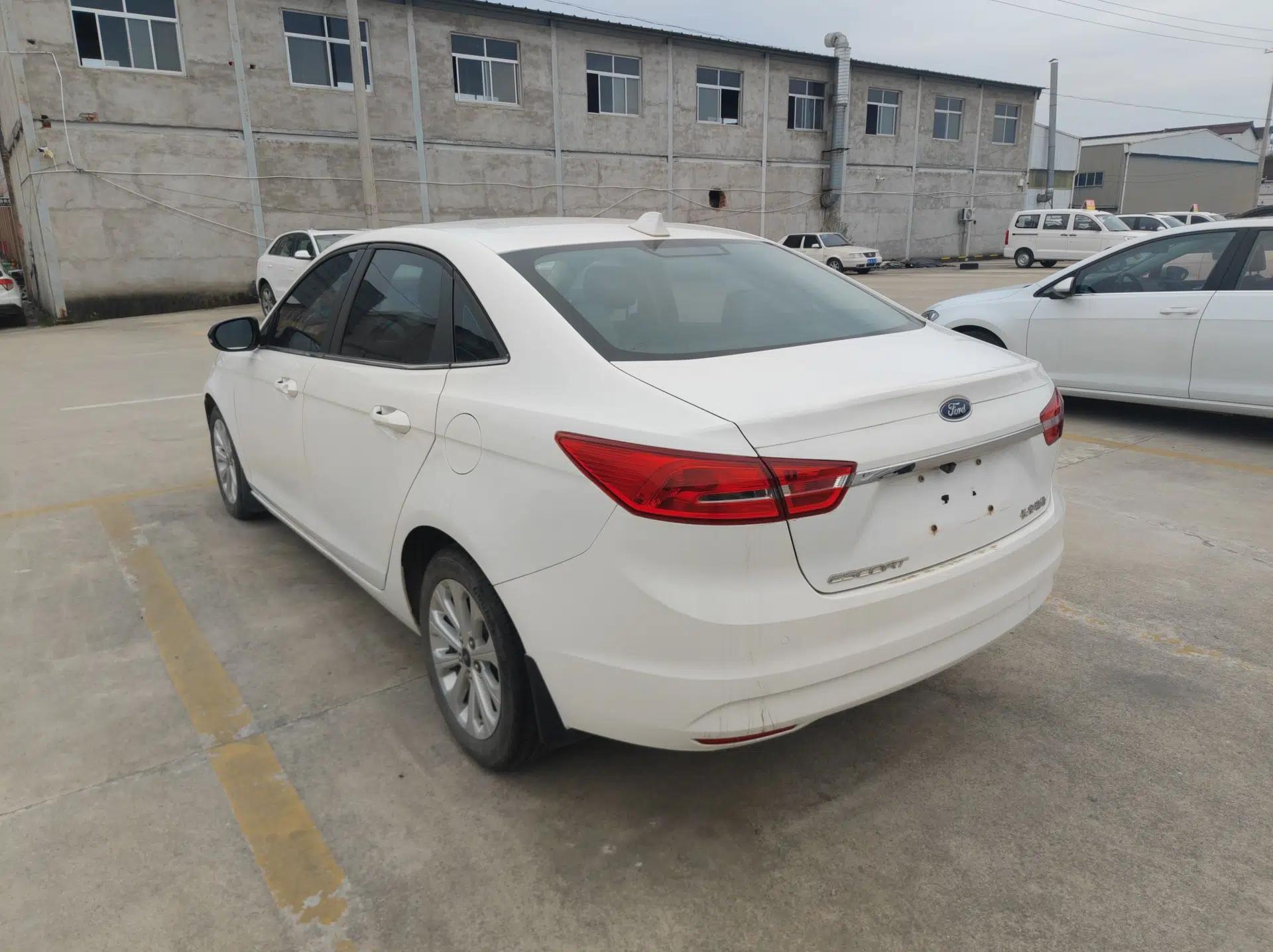 Ford Escort 2015 1.5L Automatic Fashion Model — миниатюра 4