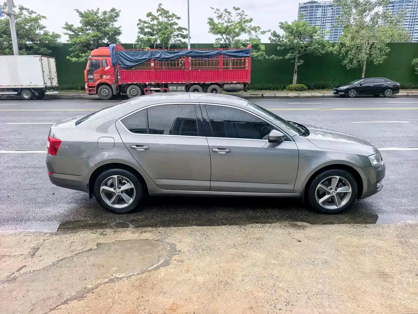 Octavia 2016 1.6L Automatic Comfort Edition — миниатюра 4
