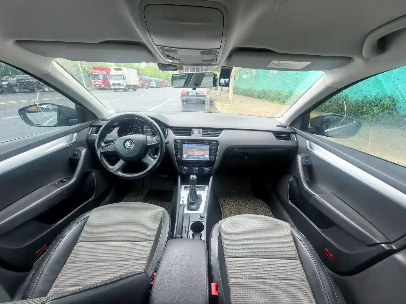 Octavia 2016 1.6L Automatic Comfort Edition — миниатюра 7