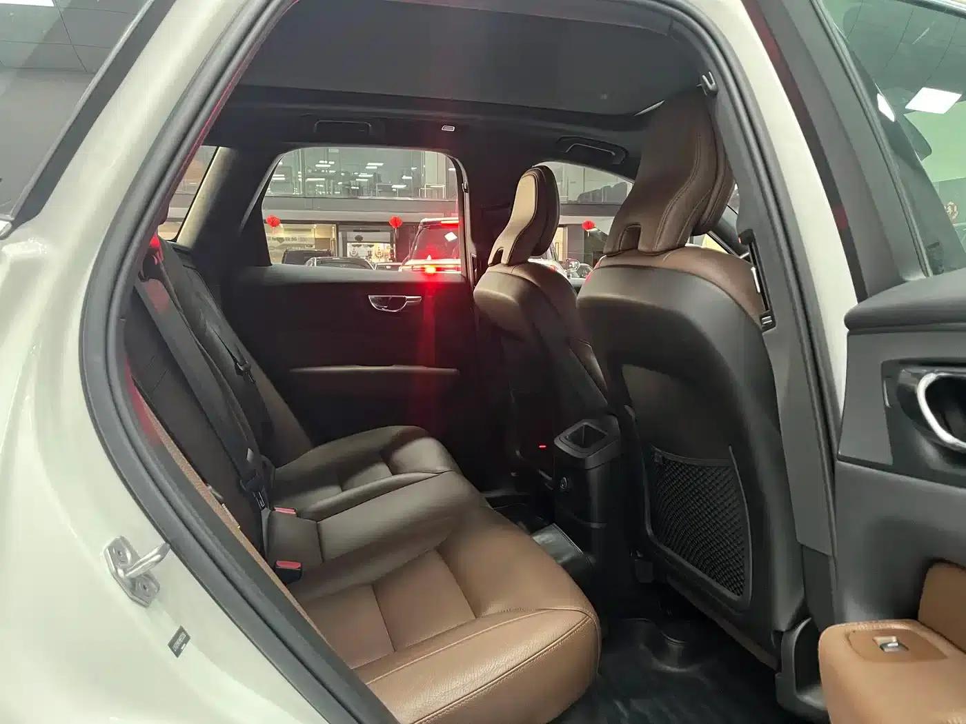 2022 Volvo XC60 Plug-in Hybrid T8 Plug-in Hybrid AWD Inscription Luxury Edition — миниатюра 5
