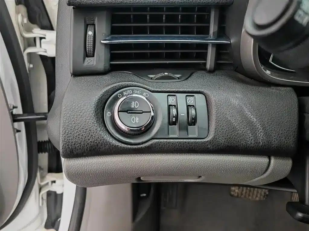 2013 Chevrolet Malibu 2.4L Automatic Luxury Edition — миниатюра 21