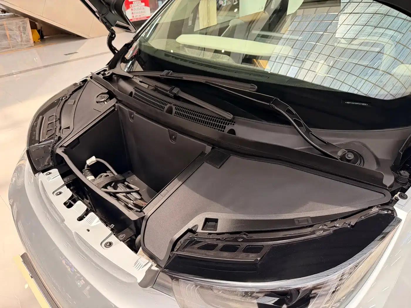 2014 BMW i3 Imported Model, Range Extender — миниатюра 24