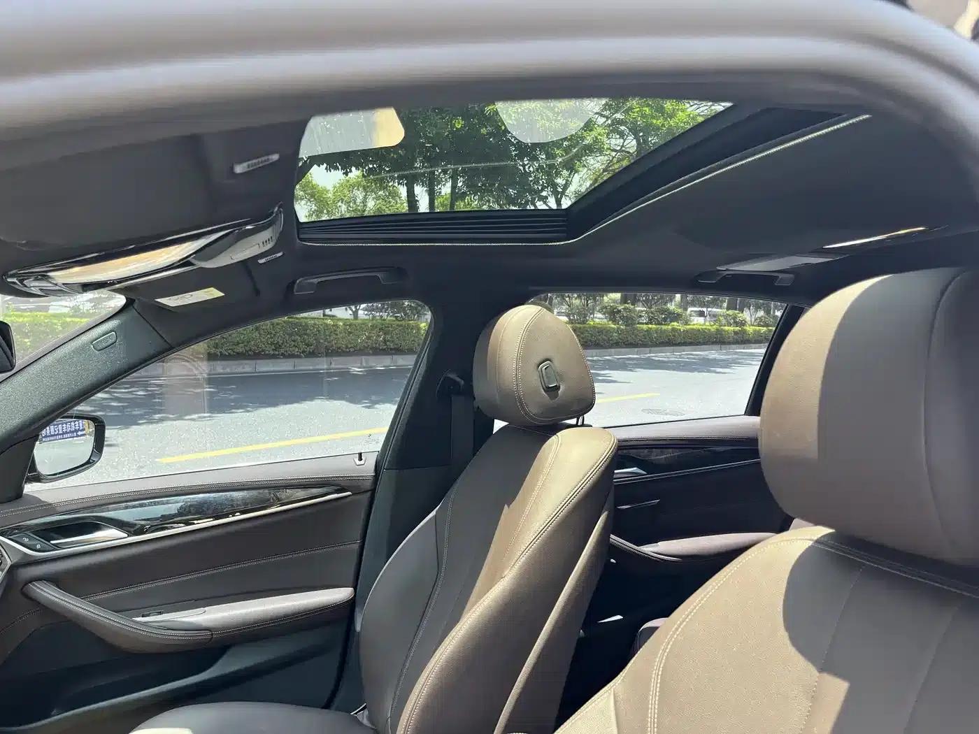 2020 BMW 5 Series 525Li M Sport Package — миниатюра 11