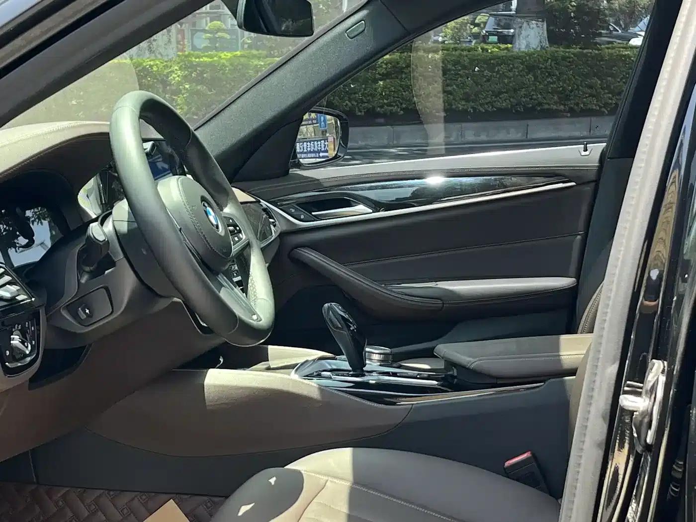 2020 BMW 5 Series 525Li M Sport Package — миниатюра 7
