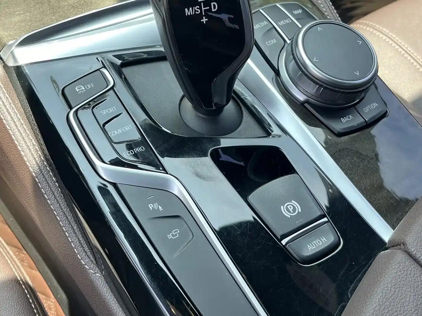 2020 BMW 5 Series 525Li M Sport Package — миниатюра 9