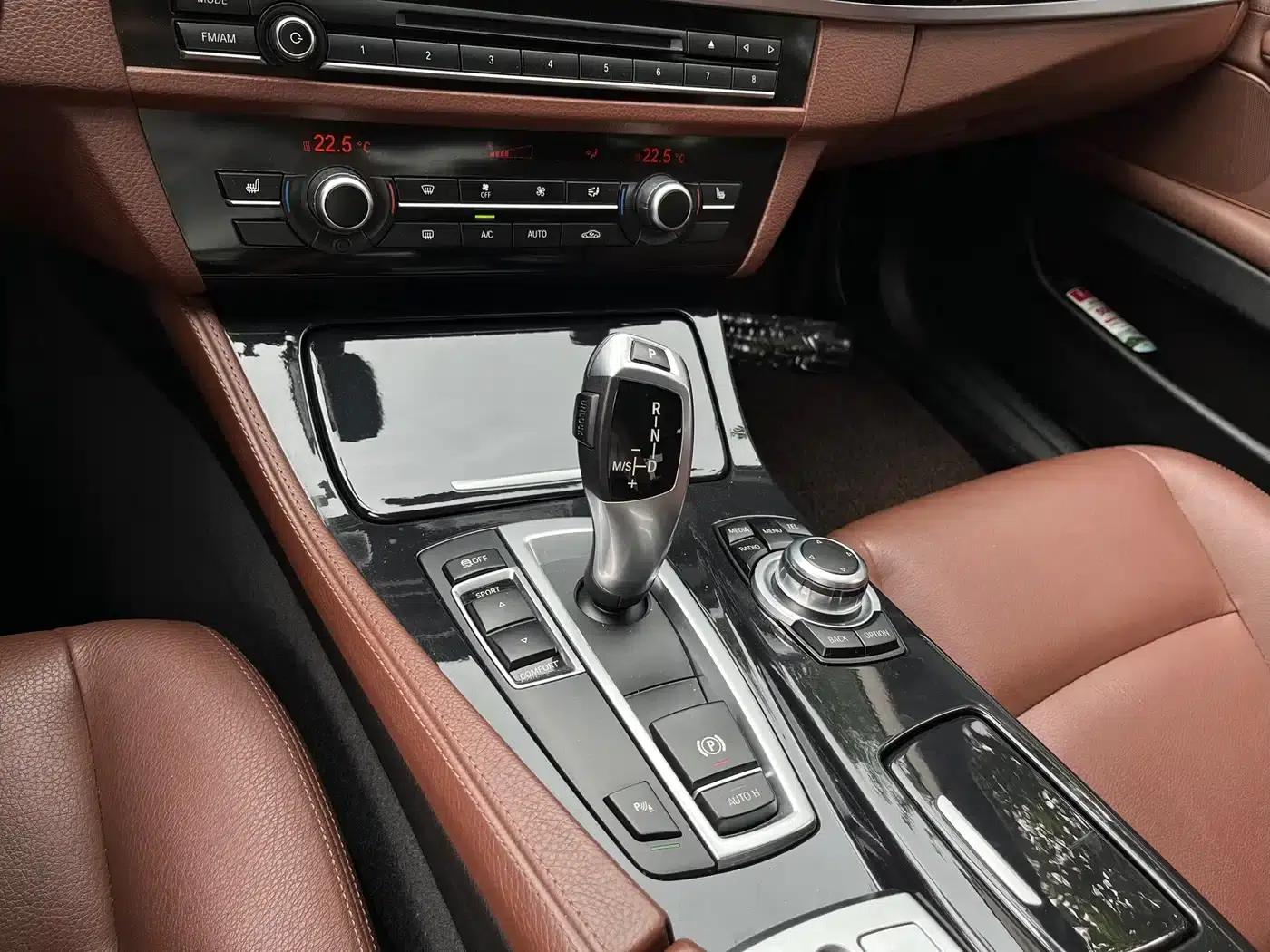 BMW 5 Series 2017 520Li Elegant Edition — миниатюра 10