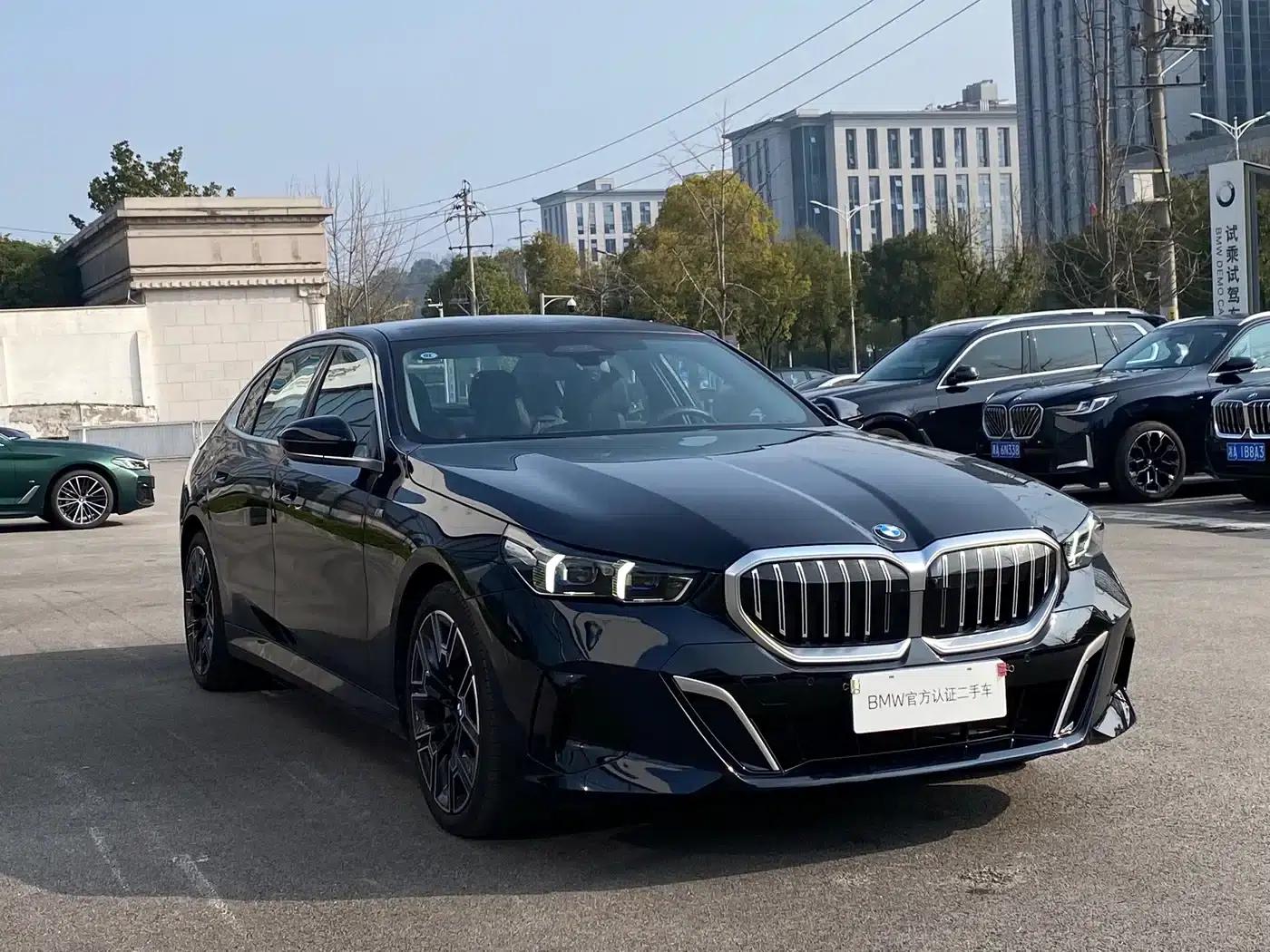 2025 BMW 5 Series 530Li Luxury M Sport Package — миниатюра 3