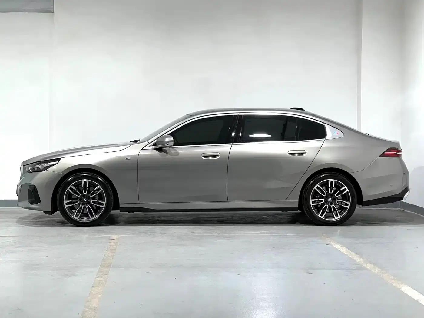 2024 BMW 5 Series 530Li Leading Edition M Sport Package — миниатюра 2