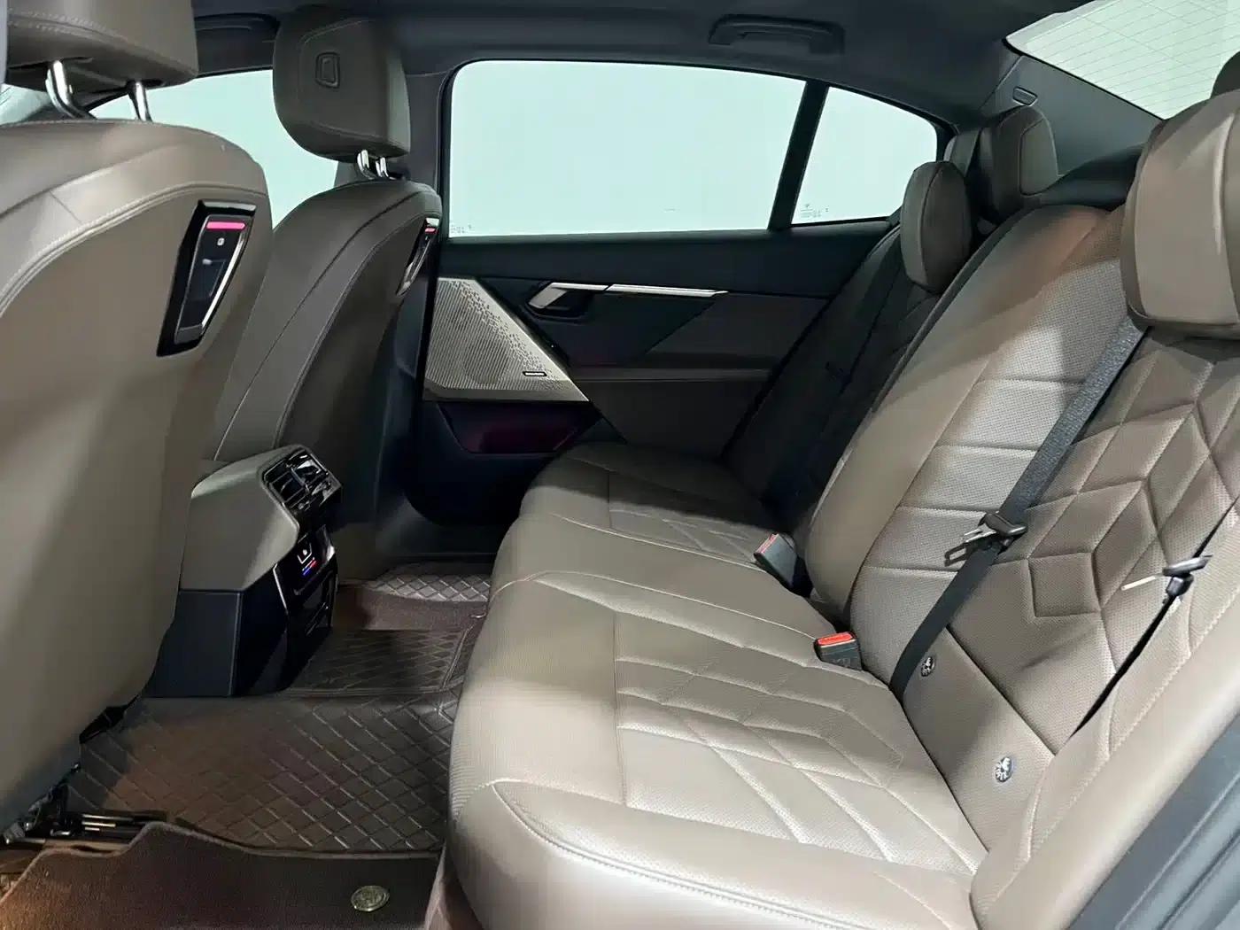 2024 BMW 5 Series 530Li Leading Edition M Sport Package — миниатюра 10