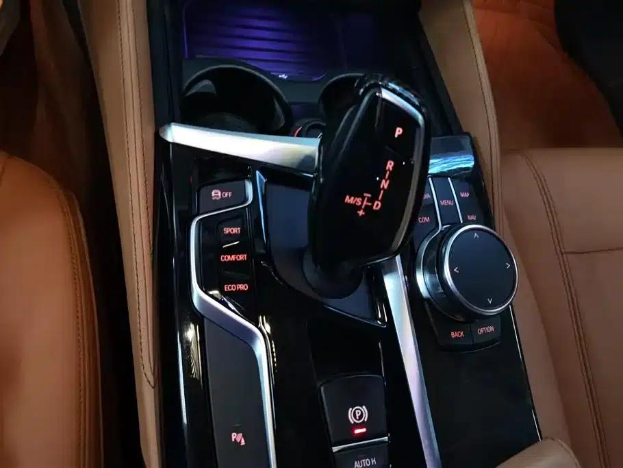 2018 BMW 5 Series 530Li Leading Edition M Sport Package — миниатюра 16
