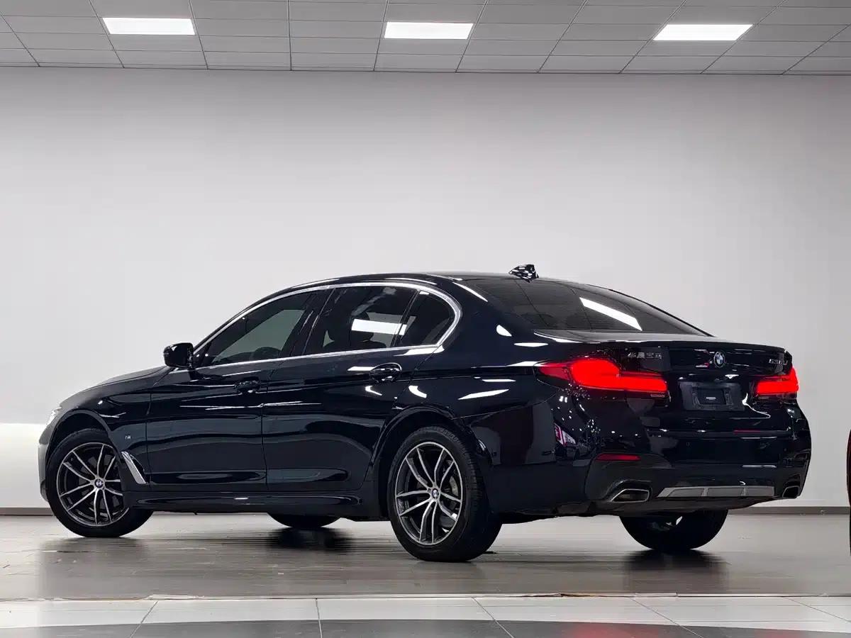 2022 BMW 5 Series 525Li M Sport Package — миниатюра 4