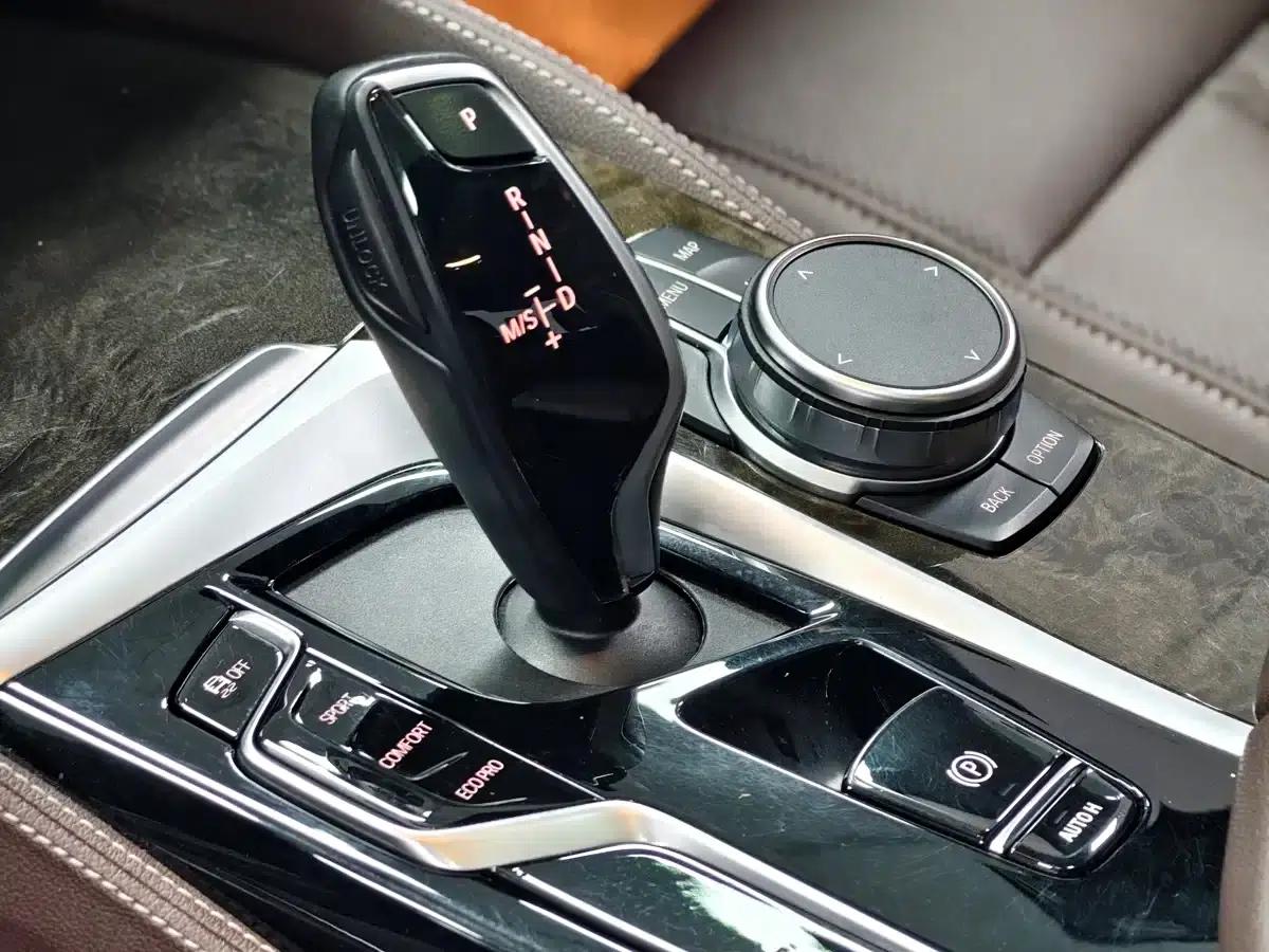 2022 BMW 5 Series 525Li M Sport Package — миниатюра 10