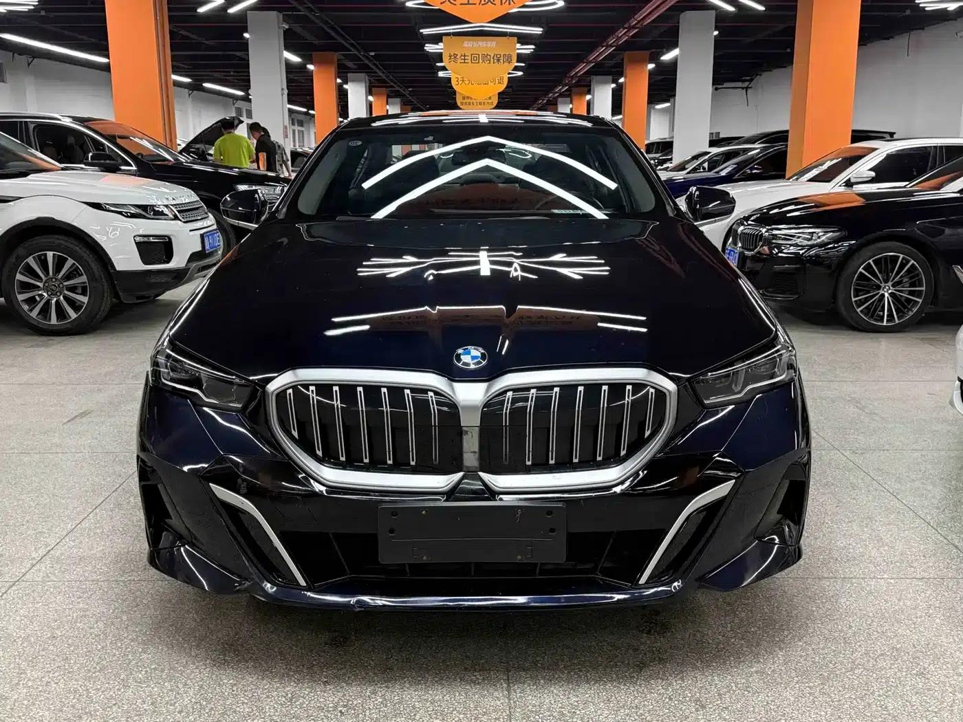 2024 BMW 5 Series 525Li M Sport Package — миниатюра 1