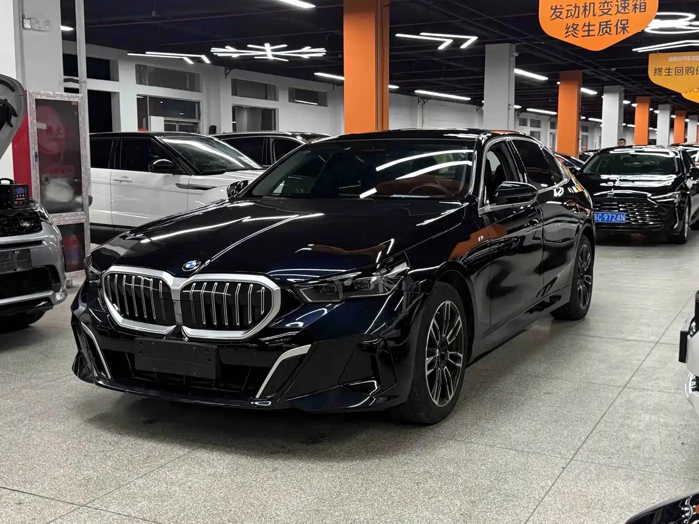 2024 BMW 5 Series 525Li M Sport Package — миниатюра 2