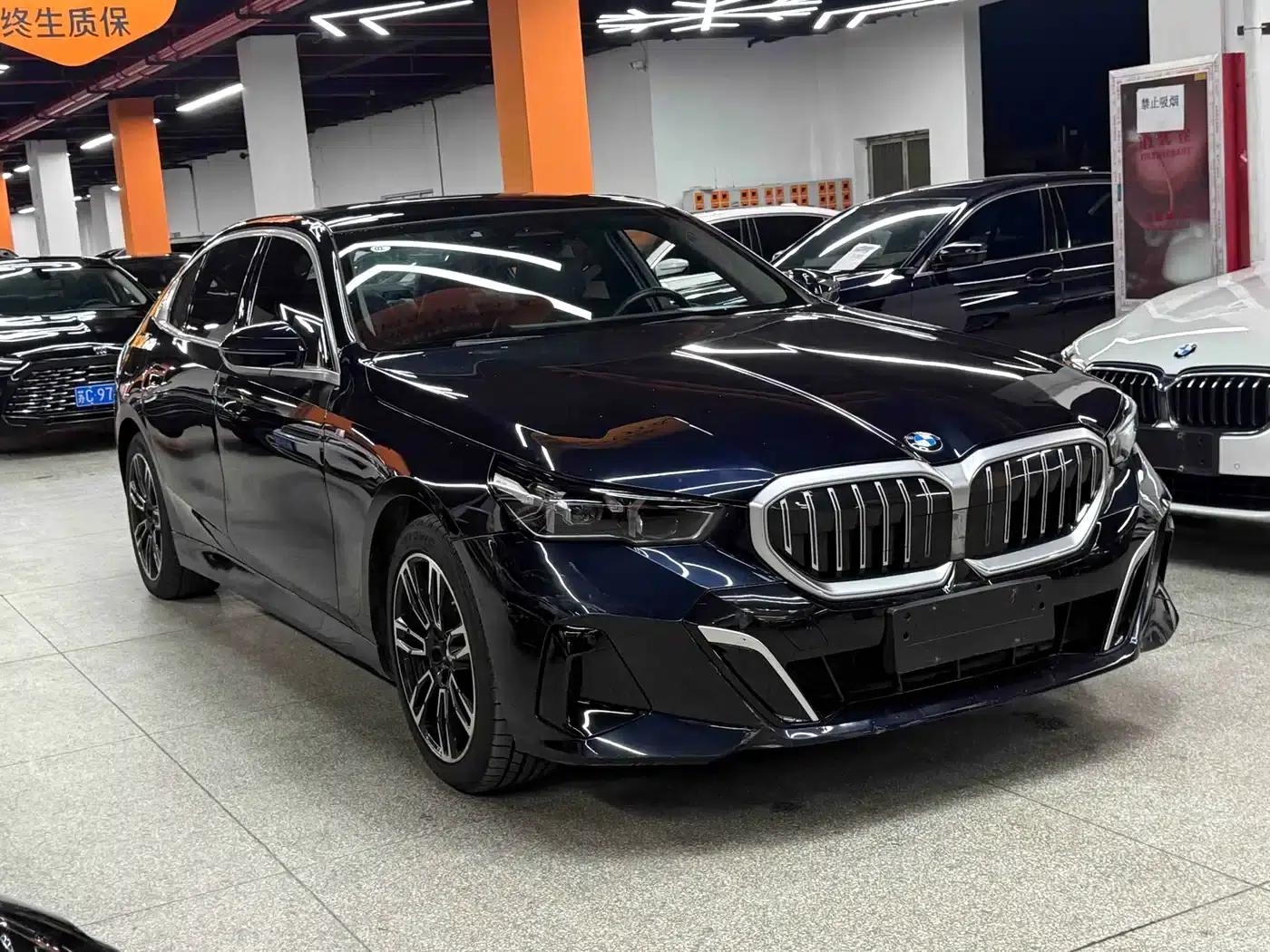 2024 BMW 5 Series 525Li M Sport Package — миниатюра 3