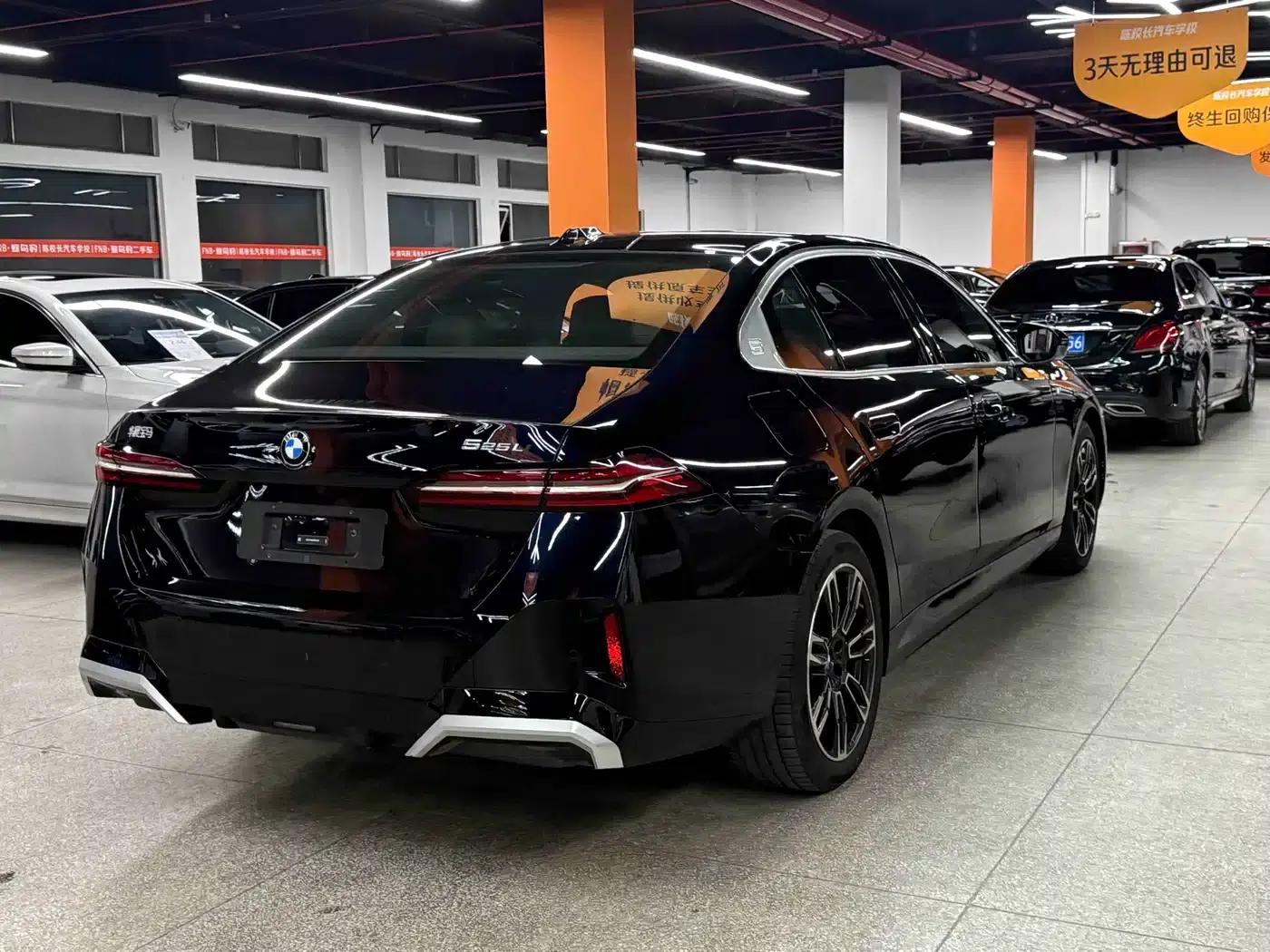 2024 BMW 5 Series 525Li M Sport Package — миниатюра 4