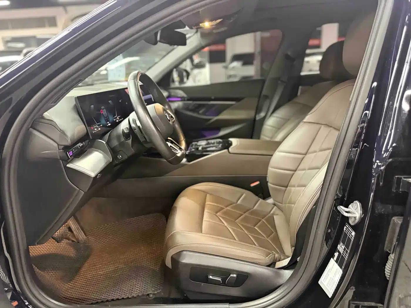 2024 BMW 5 Series 525Li M Sport Package — миниатюра 8