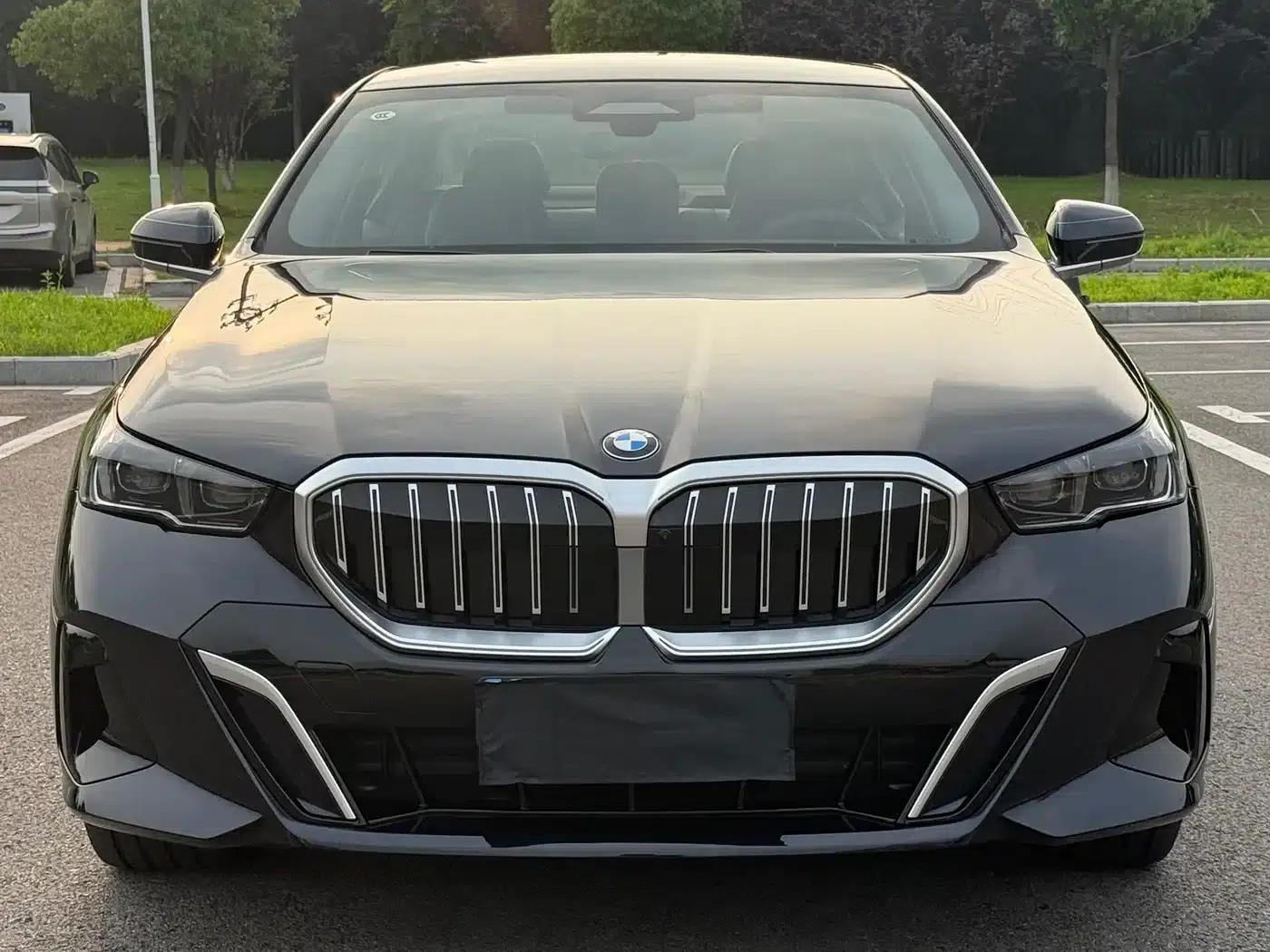 2025 BMW 5 Series 530Li Luxury M Sport Package — миниатюра 3