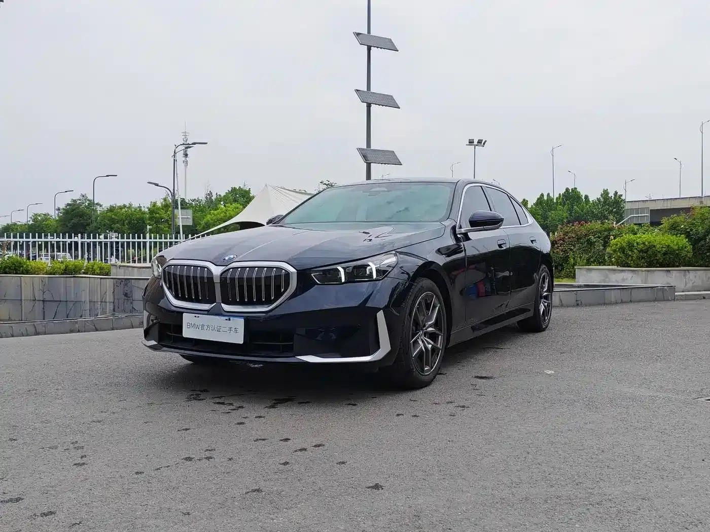 2024 BMW 5 Series 530Li Leading Luxury Package — миниатюра 1