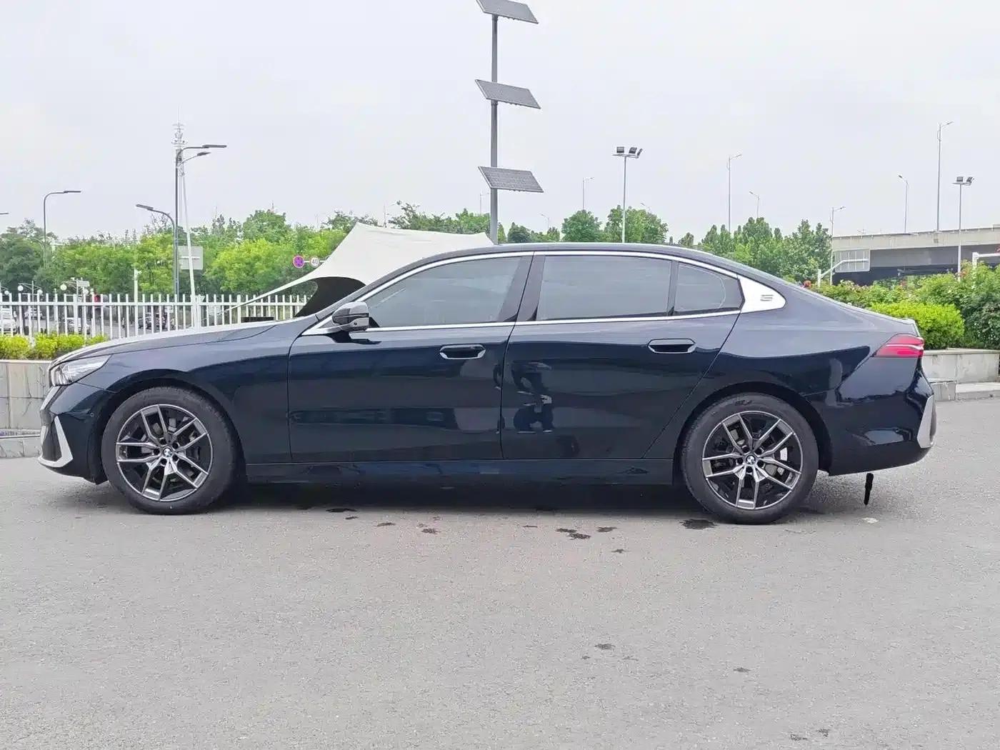 2024 BMW 5 Series 530Li Leading Luxury Package — миниатюра 7