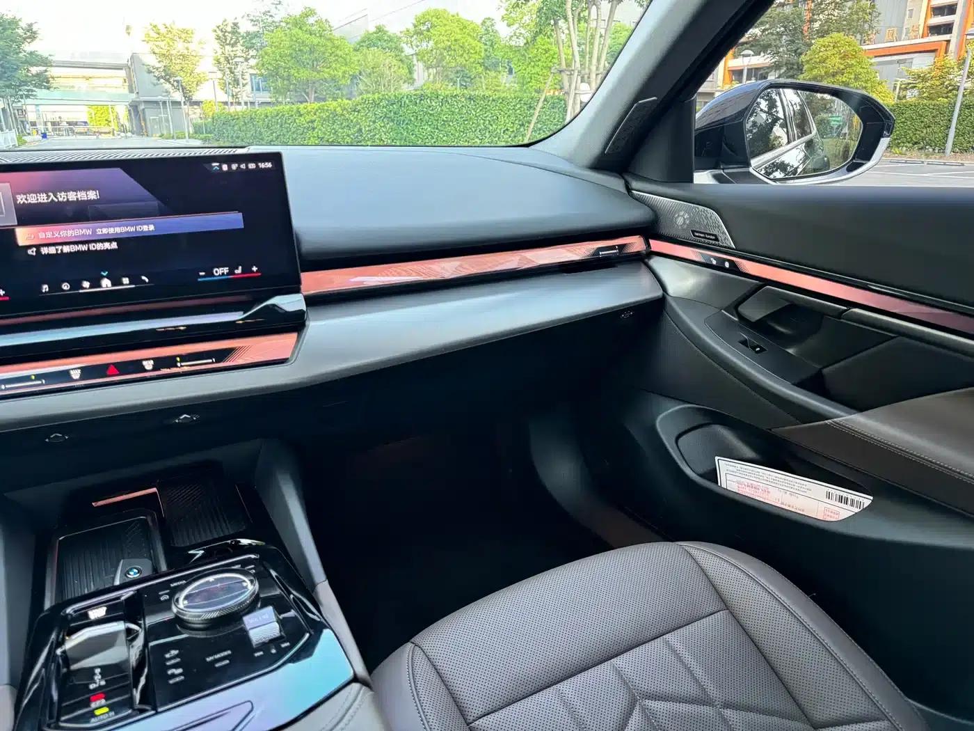 2024 BMW 5 Series 530Li Leading Luxury Package — миниатюра 8
