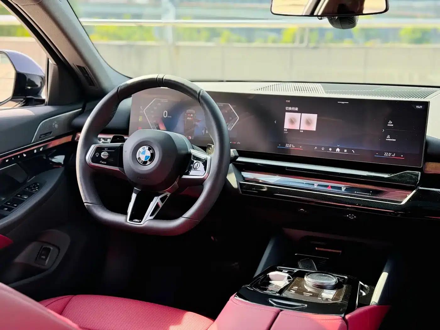 2025 BMW 5 Series 530Li Leading Edition M Sport Package — миниатюра 9