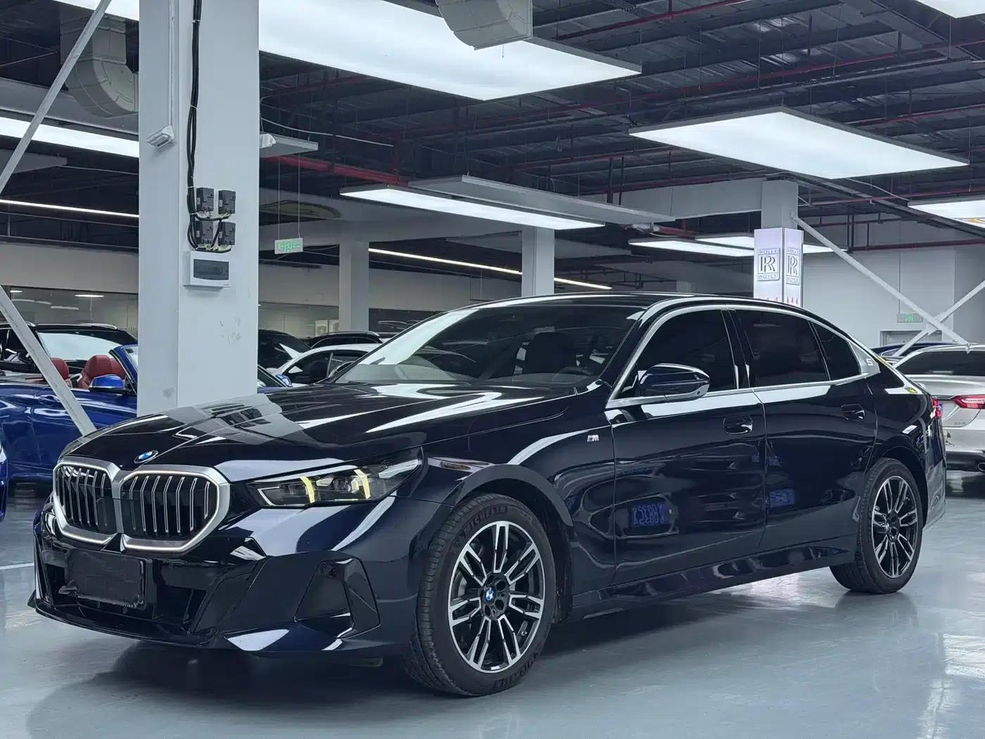 2025 BMW 5 Series 530Li Leading Edition M Sport Package — миниатюра 1