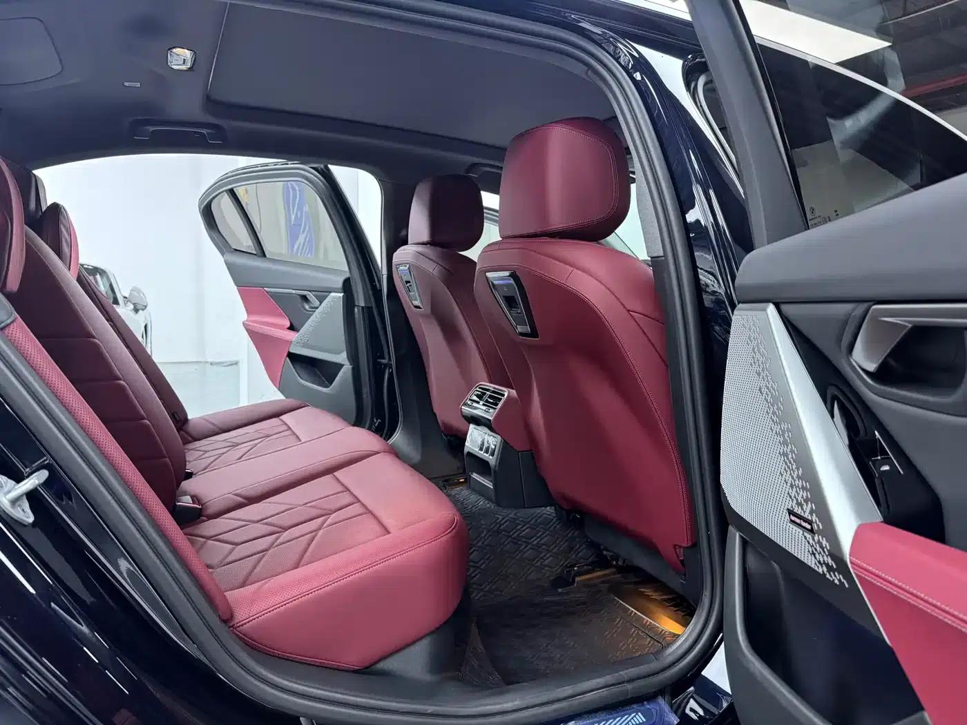 2025 BMW 5 Series 530Li Leading Edition M Sport Package — миниатюра 16