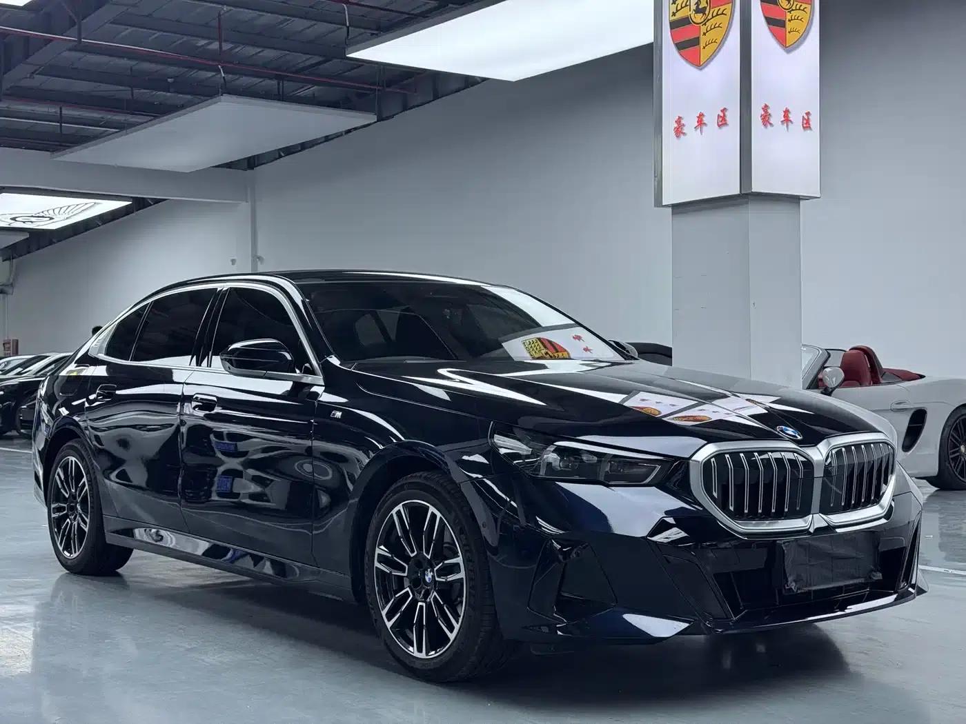 2025 BMW 5 Series 530Li Leading Edition M Sport Package — миниатюра 3
