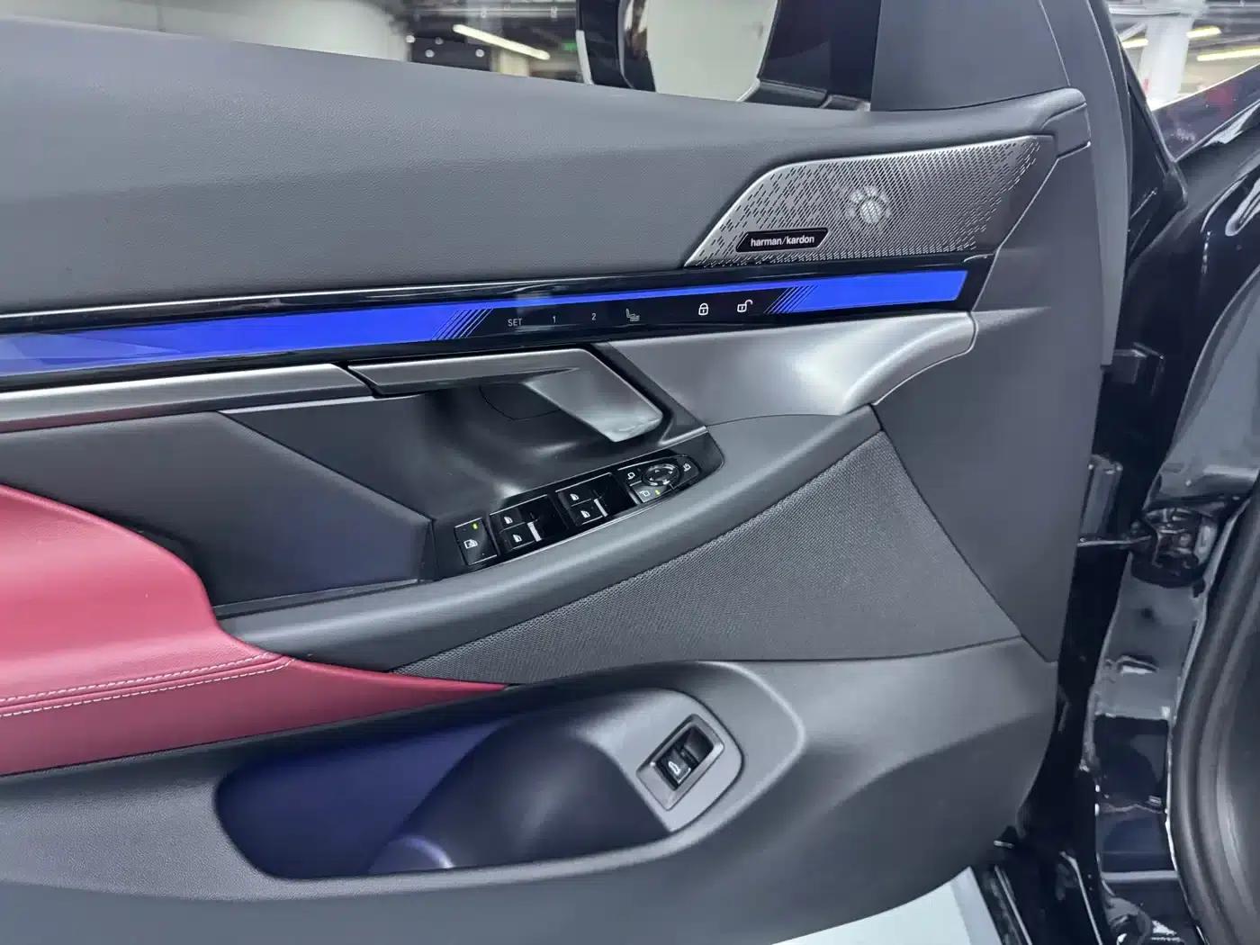2025 BMW 5 Series 530Li Leading Edition M Sport Package — миниатюра 7
