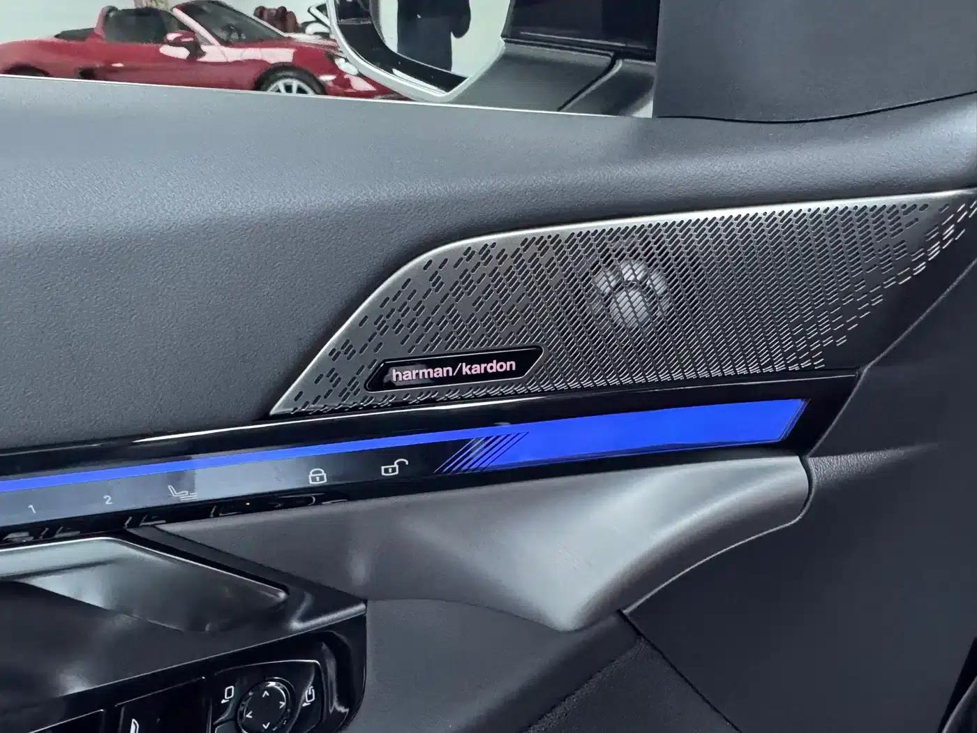 2025 BMW 5 Series 530Li Leading Edition M Sport Package — миниатюра 8