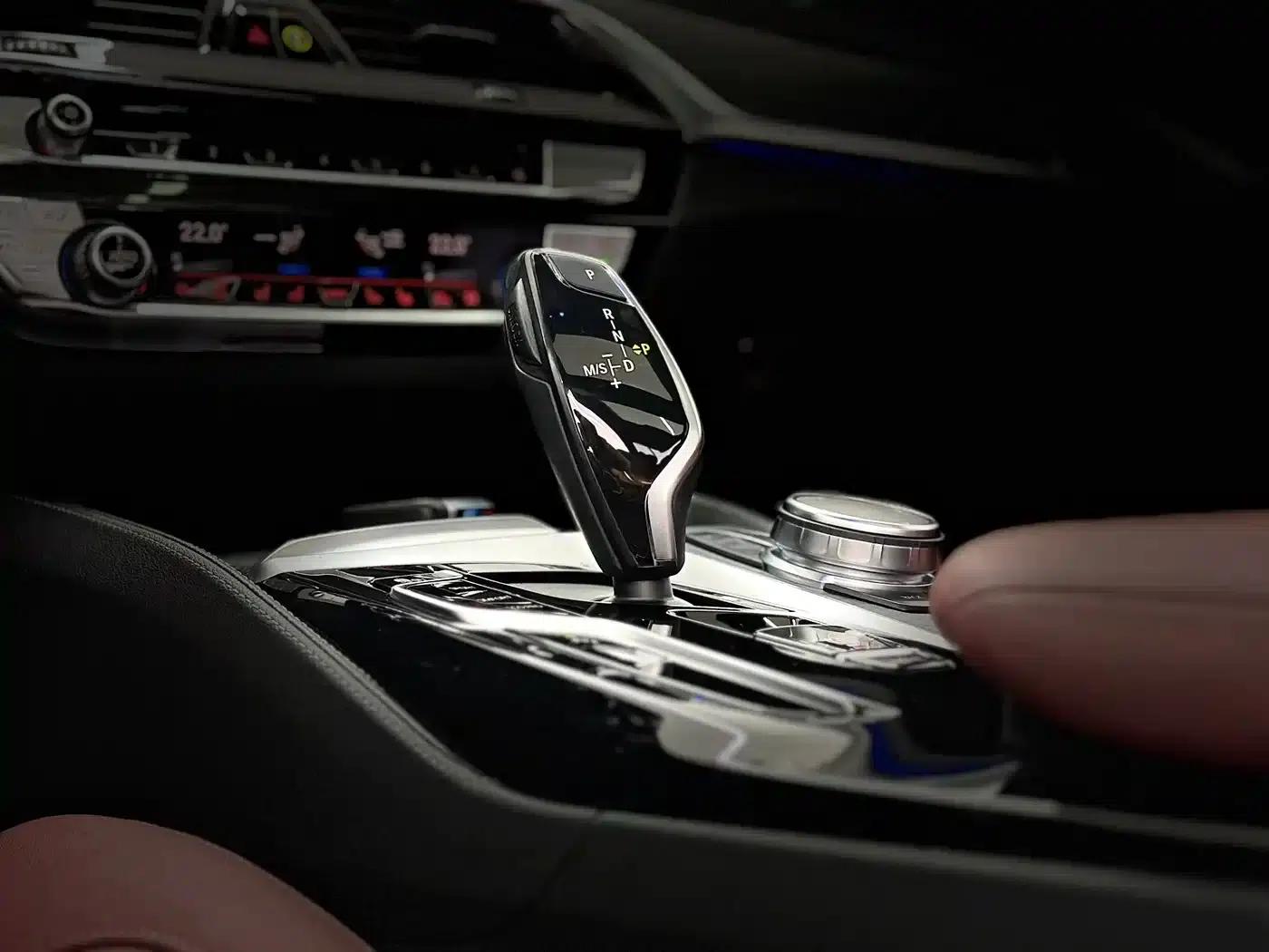 2022 BMW 5 Series 530Li Luxury M Sport Package — миниатюра 4