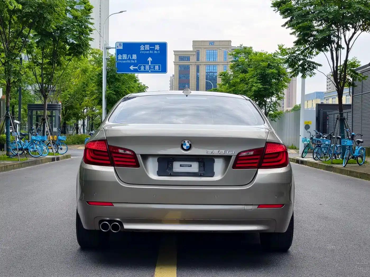 2011 BMW 5 Series 528Li Luxury — миниатюра 5