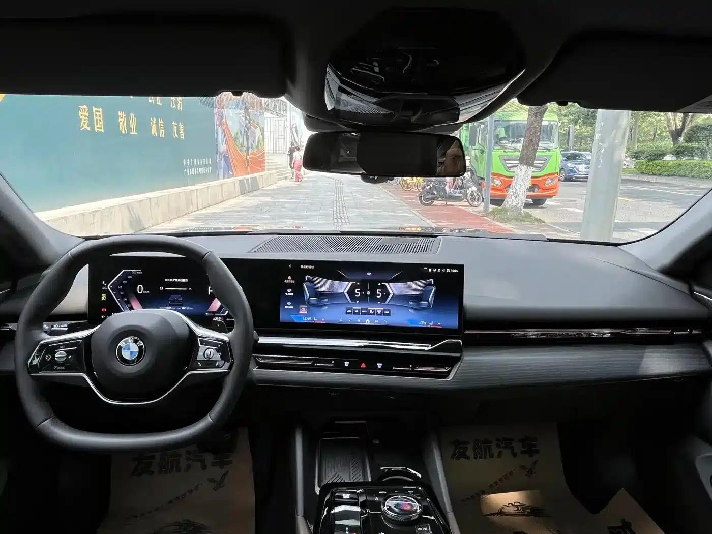2024 BMW 5 Series 525Li M Sport Package — миниатюра 11